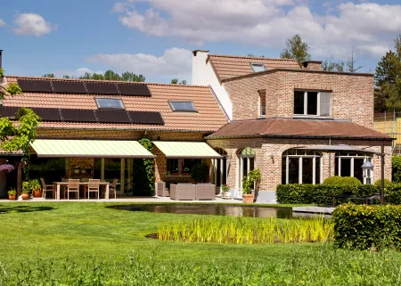 Klassieke villa met organische zwemvijver en meerdere terrassen te Bonheiden