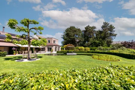 Klassieke villa met groene tuin inclusief zwemvijver en ruime terrassen