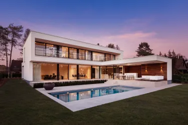 Riante villa met moderne tuin, compleet met zwembad en lounge.