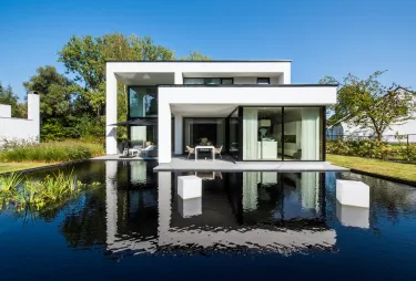 Modern huis met impressionante zwemvijver