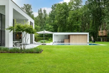 Moderne villa inclusief terras, zwembad en poolhouse