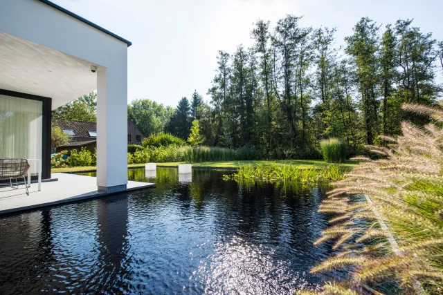 Modern huis met impressionante zwemvijver